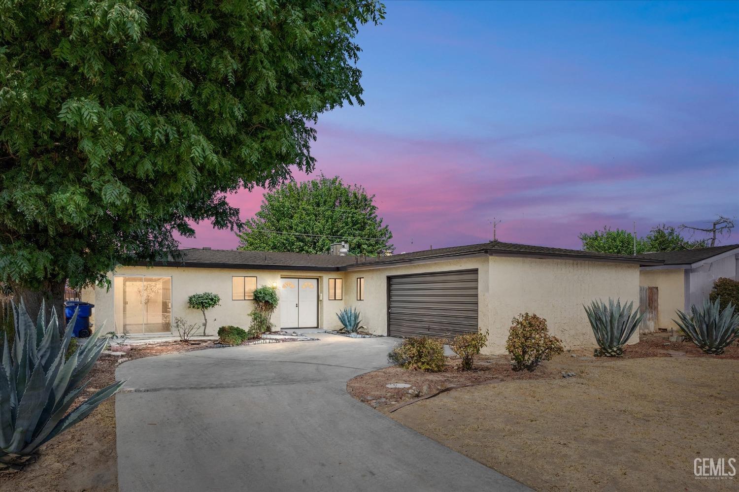 Delburn St, Bakersfield, CA 93304