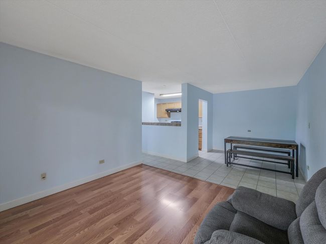 APT-202 - 5600 Astor Ln, Condo with 2 bedrooms, 1 bathrooms and 2 parking in Rolling Meadows IL | Image 7