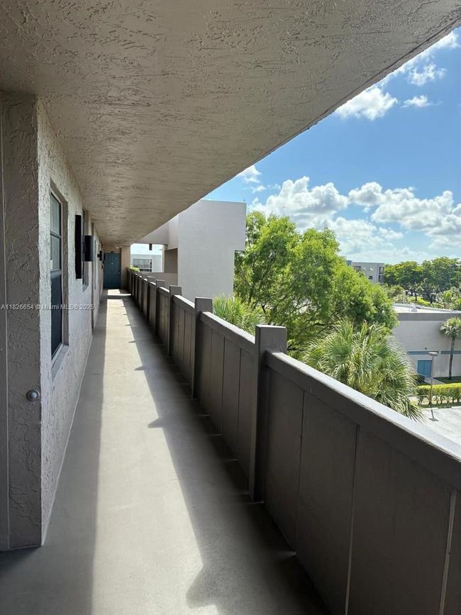 APT-504 - 1100 Colony Point Cir, Condo with 2 bedrooms, 2 bathrooms and null parking in Pembroke Pines FL | Image 4