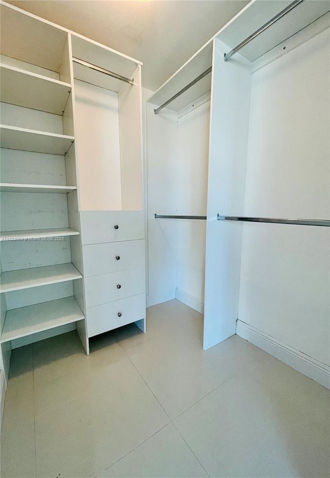APT-3411 - 350 S Miami Ave, Condo with 1 bedrooms, 1 bathrooms and null parking in Miami FL | Image 6