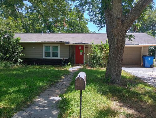 907 Fisher St, Taylor, TX, 76574-1518 | Card Image