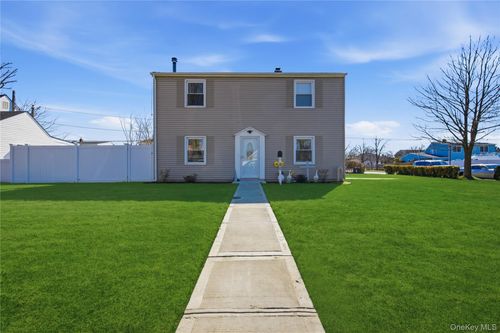 102 Old Farm Rd, Levittown, NY, 11756-2914 | Card Image