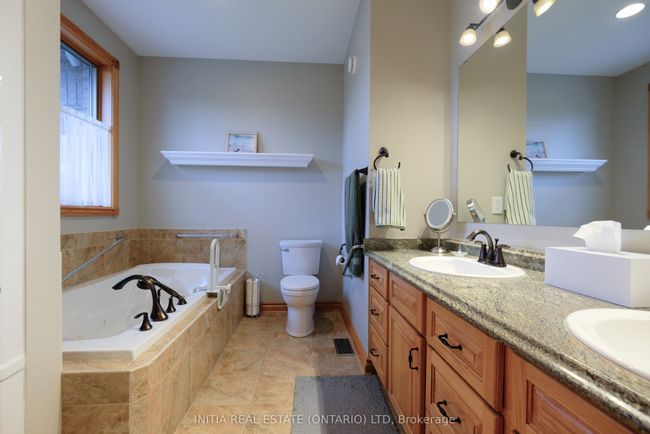 7284 Calvert Dr, House other with 4 bedrooms, 4 bathrooms and 6 parking in Strathroy ON | Image 15