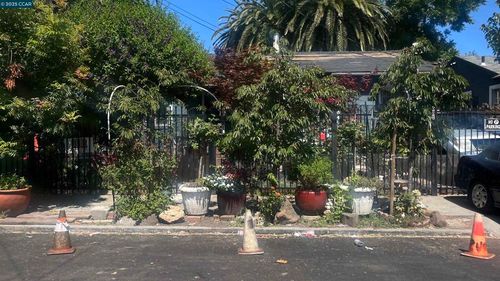 681 Nevada St, Oakland, CA, 94603-2217 | Card Image