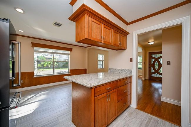 Large windows throughout the home, allows for an abundance of natural light. | Image 12