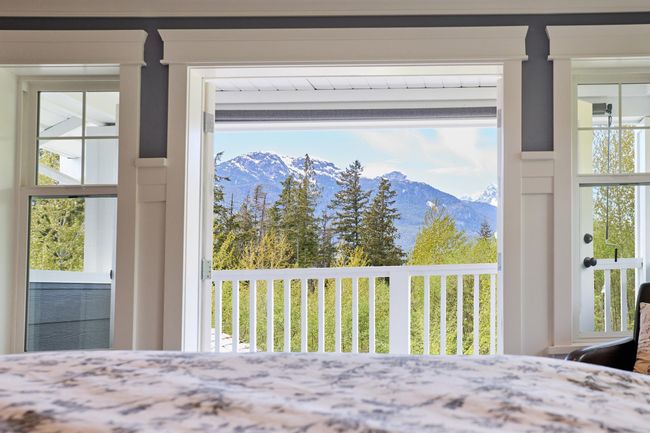 1001 Jay Crescent, House other with 6 bedrooms, 4 bathrooms and 2 parking in Squamish BC | Image 22