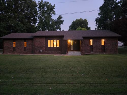 806 E Springfield St, Aurora, MO, 65605-2532 | Card Image