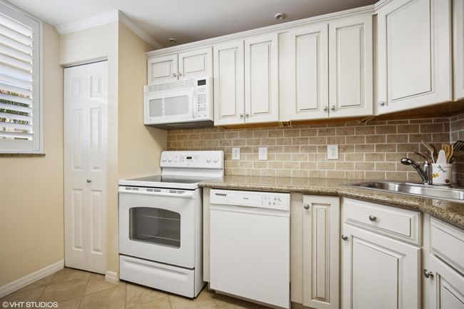 APT-226C - 5300 Ne 24 Th Ter, Condo with 2 bedrooms, 2 bathrooms and null parking in Fort Lauderdale FL | Image 7