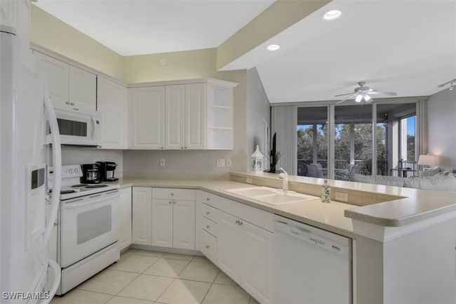 APT-404 - 450 Launch Cir, Condo with 3 bedrooms, 2 bathrooms and null parking in NAPLES FL | Image 4
