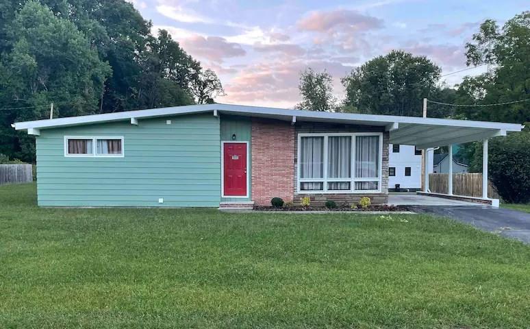 Docie St, Damascus, VA 24236