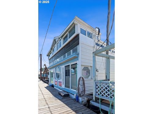 a-20-2915 Ne Marine Dr, Portland, OR, 97211-1742 | Card Image