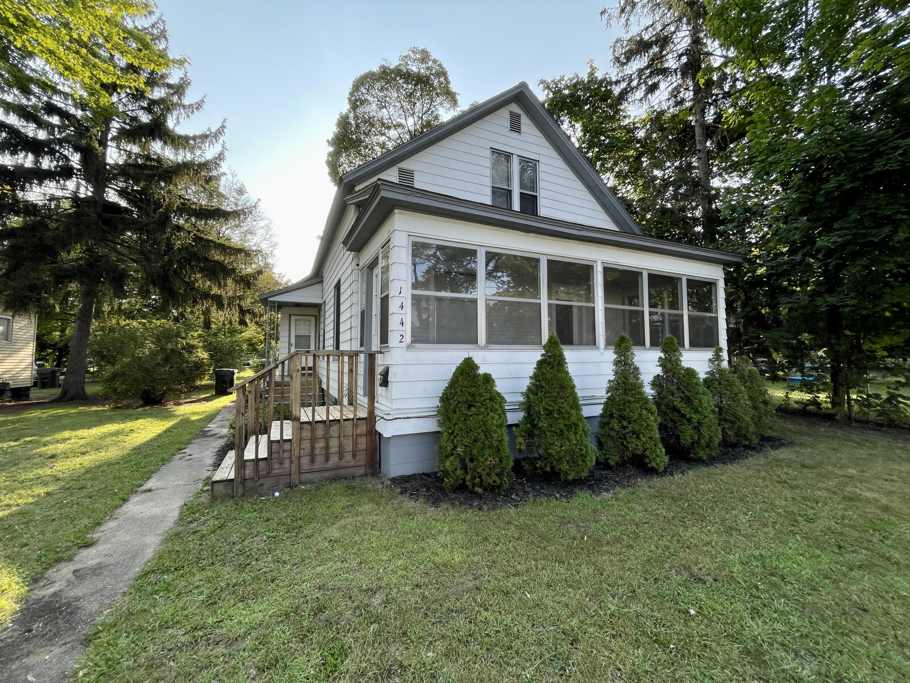 Hoyt St, Muskegon, MI 49442