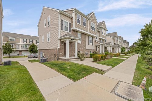 4592 Bradley Cir, Troy, MI, 48085-5107 | Card Image