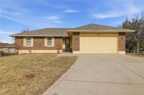 3307 Nw Shannon Ct, Blue Springs, MO, 64015-7431 | Card Image