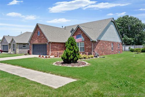 15715 S Broadway St, Glenpool, OK, 74033-5201 | Card Image