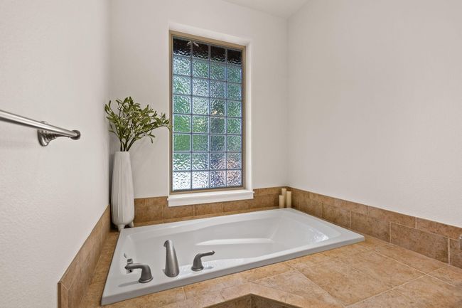 Primary soaker tub | Image 21
