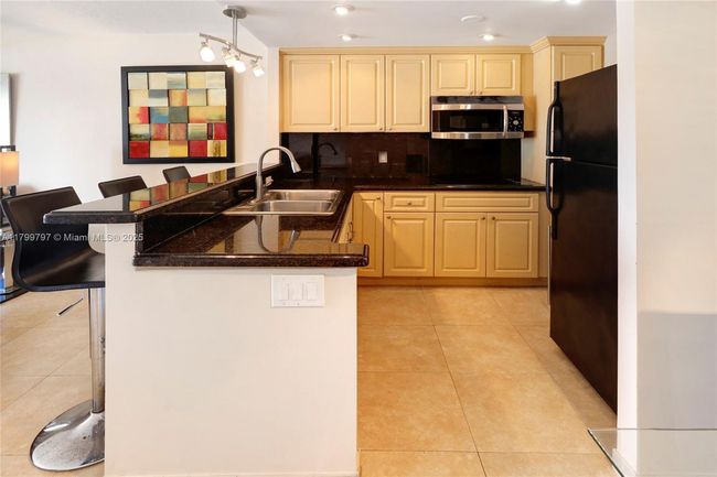APT-403 - 220 Kings Point Dr, Condo with 1 bedrooms, 1 bathrooms and null parking in Sunny Isles Beach FL | Image 12