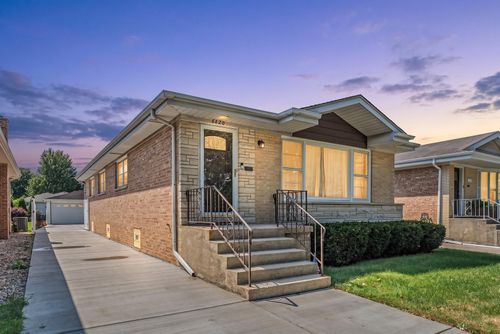 6820 N Sauganash Avenue, Chicago, IL, 60646 | Card Image