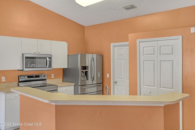 938 Jettie St Ne, House other with 3 bedrooms, 2 bathrooms and null parking in Palm Bay FL | Image 12