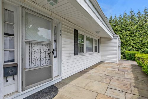 725 Clinton St, Westbury, NY, 11590-2403 | Card Image