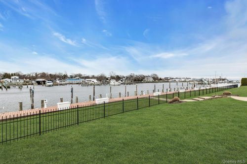 123 Jackie Ct, Patchogue, NY, 11772-3395 | Card Image