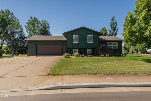 996 Heart Dr, Dickinson, ND, 58601-5826 | Card Image