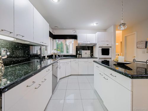 7359 Woodlore Dr, West Bloomfield, MI, 48323-1391 | Card Image