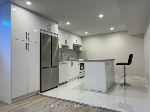 Lower 2 Barker Crt, Markham, ON, L3P3X8 | Card Image