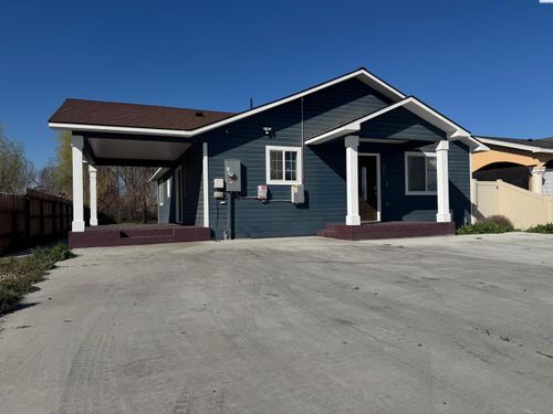 611 Mathew St, Granger, WA, 98932-9562 | Card Image