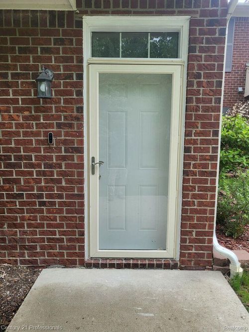 29855 Fox Run Cir, Warren, MI, 48092-6310 | Card Image