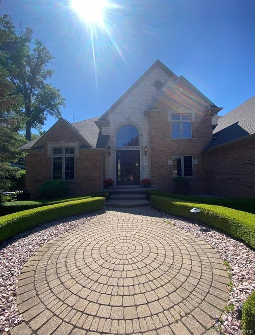 53987 Trent River Dr, Shelby Twp, MI, 48315-1438 | Card Image