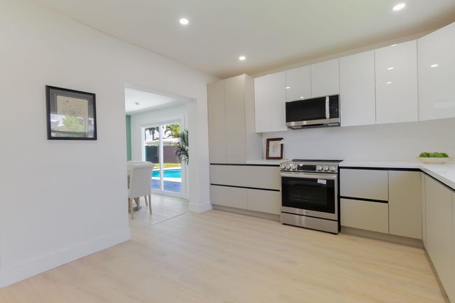 739 Se 11 Th Ave, House other with 3 bedrooms, 2 bathrooms and null parking in Deerfield Beach FL | Image 9
