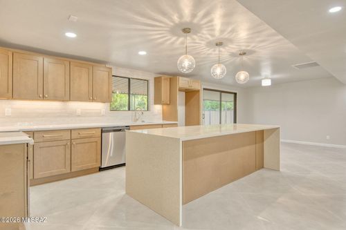 8261 E 18th St, Tucson, AZ, 85710-5908 | Card Image