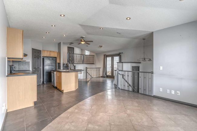 6 Bridlecrest Boulevard Sw, Home with 3 bedrooms, 2 bathrooms and 2 parking in Calgary AB | Image 2