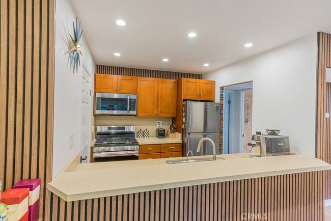 169 - 18350 Hatteras St, Condo with 1 bedrooms, 1 bathrooms and 2 parking in Tarzana CA | Image 4