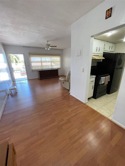 apt-15-230 Sw 11th Ave, Hallandale Beach, FL, 33009-5211 | Card Image