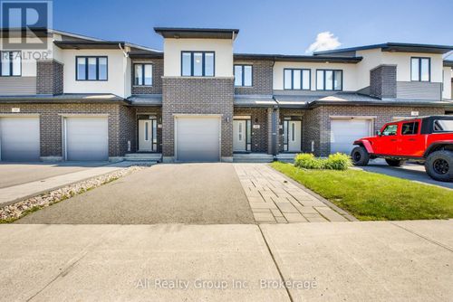 330 Nonius St, Stittsville, ON, K2V0E1 | Card Image