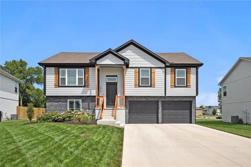 20705 Copper Creek Dr, Peculiar, MO, 64078-7868 | Card Image