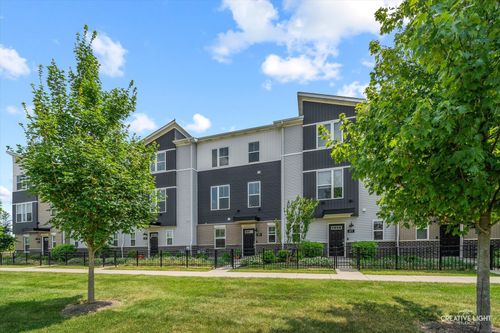 875 Finley Dr, Aurora, IL, 60504-8160 | Card Image