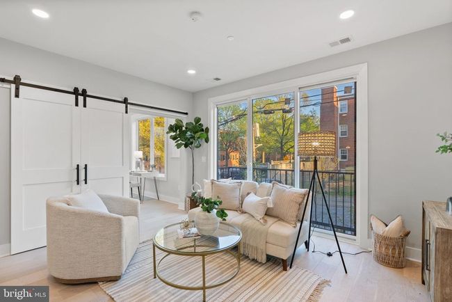 UNIT-1 - 2019 M St Ne, Condo with 2 bedrooms, 2 bathrooms and null parking in WASHINGTON DC | Image 4