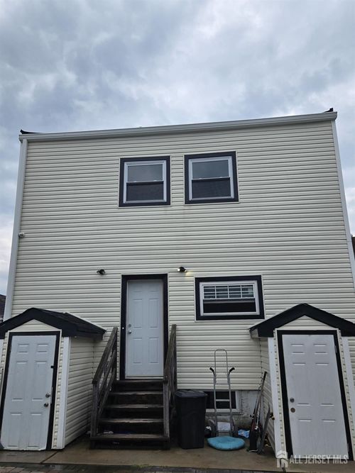 39 Union St, Carteret, NJ, 07008-3323 | Card Image