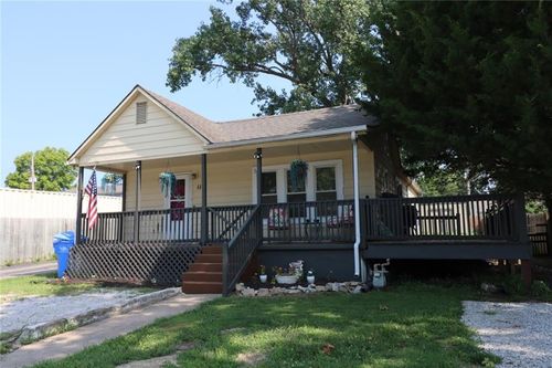 115 E 4th St, Tonganoxie, KS, 66086-9215 | Card Image