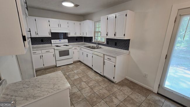 4610 Hamlet Walk Se, House other with 3 bedrooms, 2 bathrooms and null parking in Conyers GA | Image 5