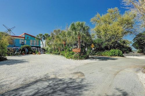 114 5th St, San Leon, TX, 77539-2454 | Card Image