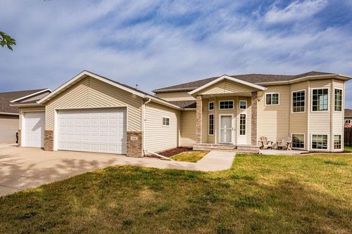 938 Parkway Dr, West Fargo, ND, 58078-8117 | Card Image