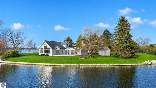 1017 Channel Dr, Lake Isabella, MI, 48893-9342 | Card Image