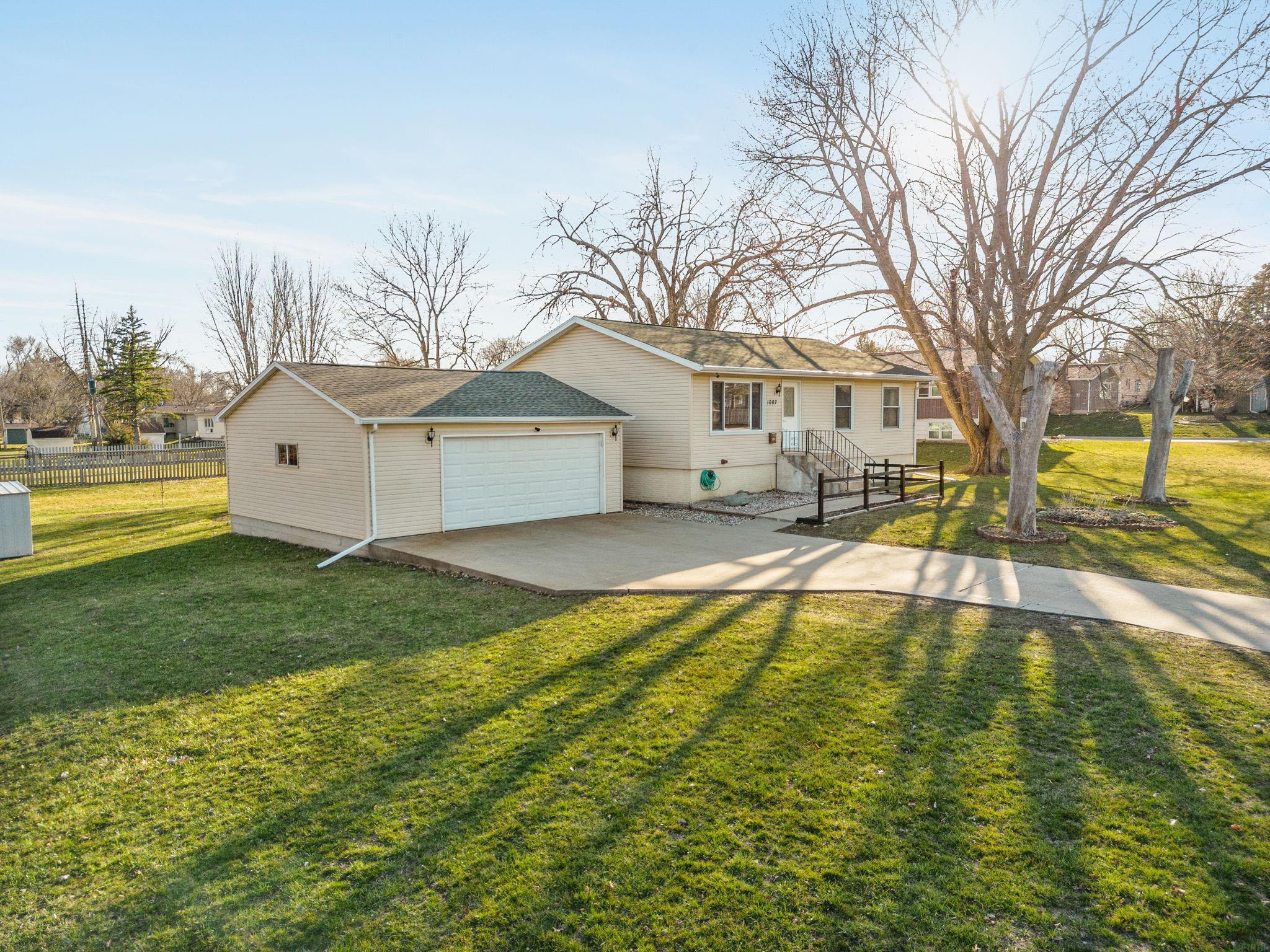 Ridgeway Ave, Waterloo, IA 50702