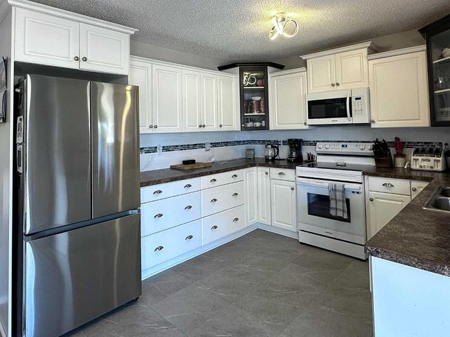 5615 46 Street, House other with 4 bedrooms, 3 bathrooms and 5 parking in Taber AB | Image 9
