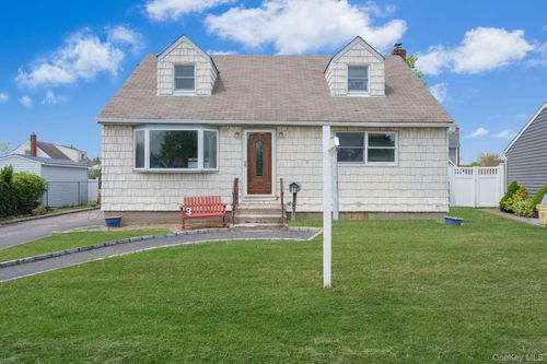 3 Layton Ave, Hicksville, NY, 11801-1711 | Card Image