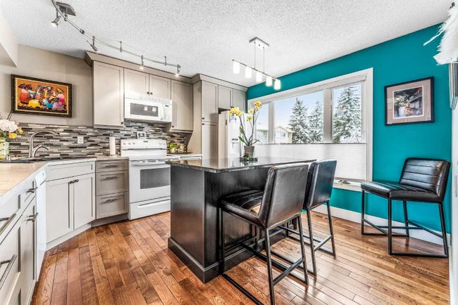 718 Queenston Terrace Se, Home with 2 bedrooms, 1 bathrooms and 2 parking in Calgary AB | Image 10